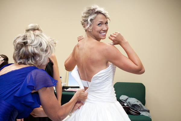 Can the mother of store the groom wear white