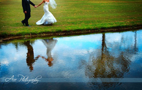 Couple running next to lake at Nashville wedding venue Bluegrass Yacht & Country Club, photographed by Ace Photography. The Pink Bride www.thepinkbride.com {Wedding Venues | Choosing a Venue to Meet Your Needs}