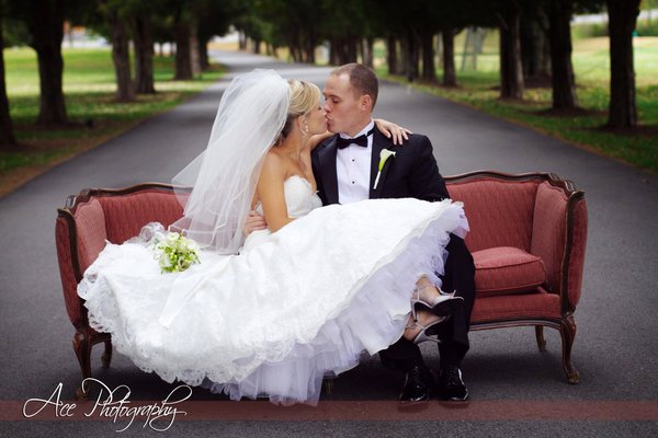 Bride and groom kissing on antique chair at Nashville wedding venue Bluegrass Yacht & Country Club, photographed by Ace Photography. The Pink Bride www.thepinkbride.com {Wedding Venues | Choosing a Venue to Meet Your Needs}