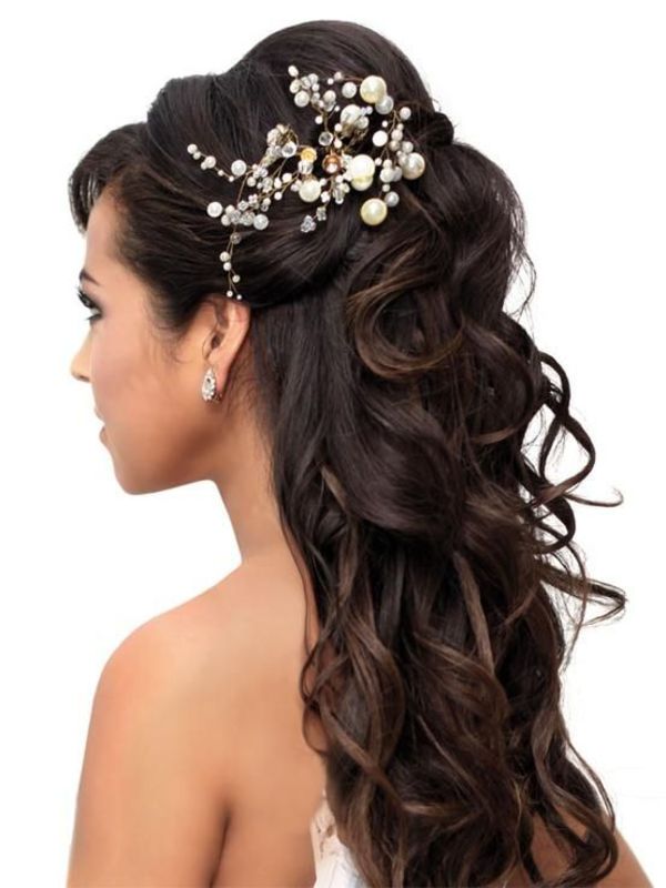 Half-up bridal hairdo with lots of volume and gentle curls via Bride Sparkle | The Pink Bride www.thepinkbride.com