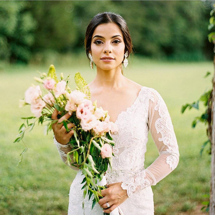 Pageant Bouquet for Bride by Melissa Timm Designs with photo by Ben Finch Photography | 8 Bouquet Styles Defined | The Pink Bride® www.thepinkbride.com