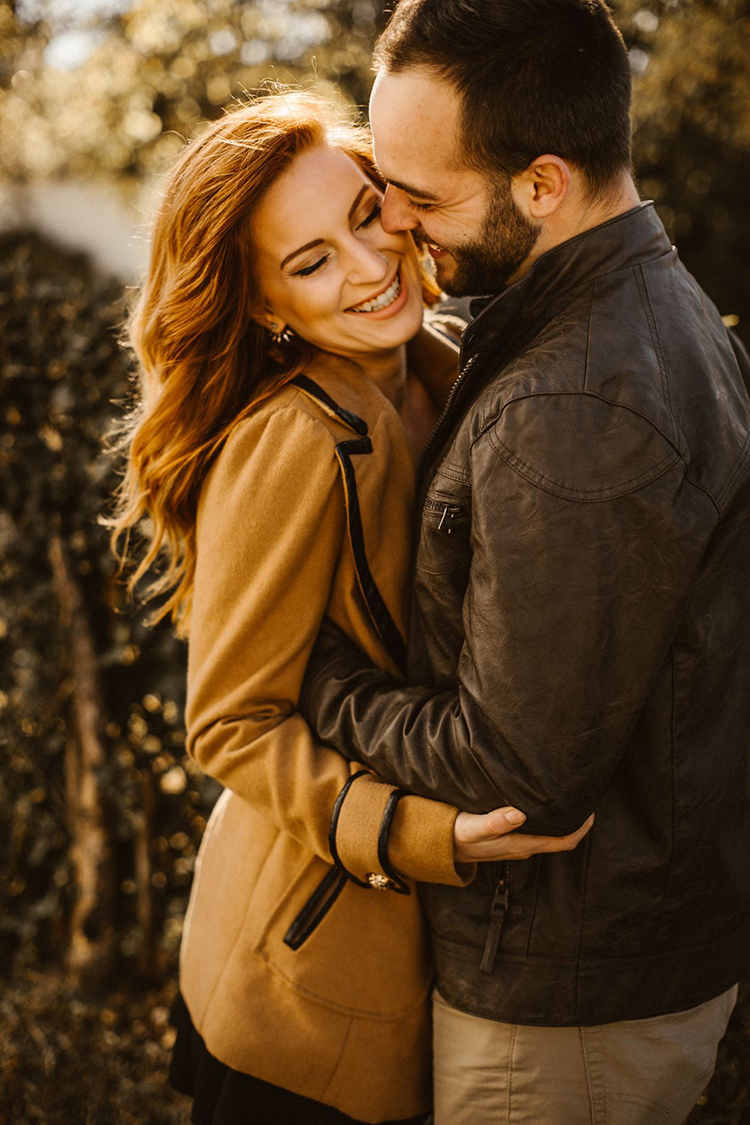 Warm Toned Modern Romantic Engagement Photos in Date Nights for Your Love Language | photo by Saul Cervantes Wedding Photography | The Pink Bride® www.thepinkbride.com