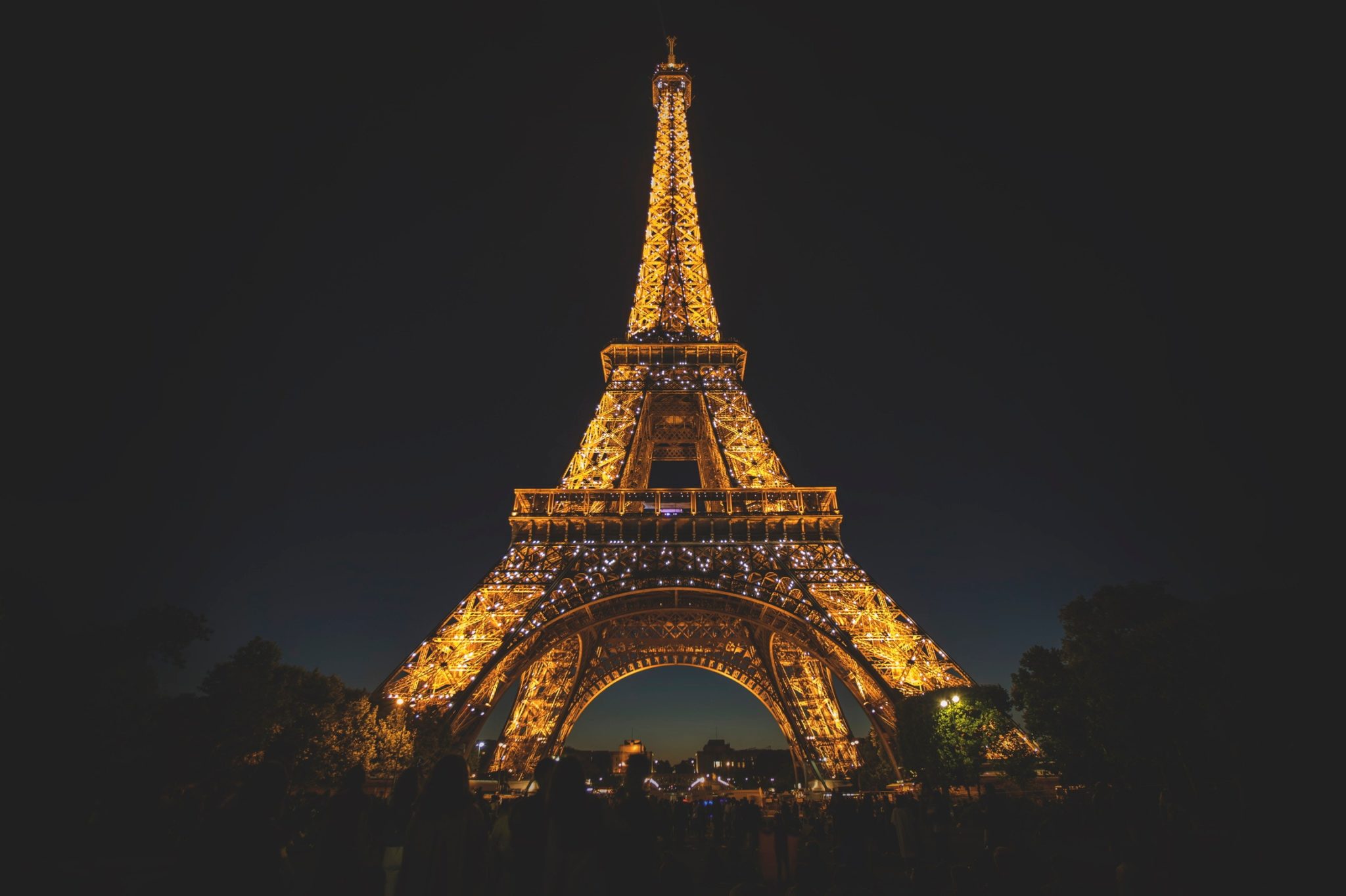 Eiffel Tower at night photographed by Stephen Leonardi | The Pink Bride® www.thepinkbride.com